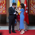 Isabel Díaz Ayuso entrega la medalla internacional de la Comunitat de Madrid a Javier Milei.