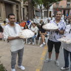 Un grup de membres de la comunitat Al Manar, amb galetes típiques del Marroc, ahir a Guissona.