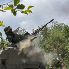 Un soldat ucraïnès dispara un canó a Donetsk.