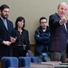 Jorge Azcón (PP) gesticula sota l’atenta mirada del seu vicepresident Alejandro Nolasco (Vox).