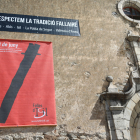 Una pancarta reivindicativa a favor de la tradició fallaire penjada ahir a la parròquia d’Isil.
