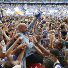 Manolo González, tècnic de l’Espanyol, aixecat entre les masses en la celebració de l’ascens.