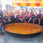 Voluntaris que ahir van cuinar més de 800 racions de paella a Agramunt.