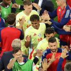 Els jugadors de la selecció saluden membres de l’staff.