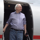 Julian Assange a l’arribar a Bangkok, parada tècnica, abans de volar a les illes Marianes.