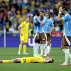 Un jugador d’Ucraïna es lamenta a terra per l’eliminació.