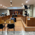 L’acusat, d’esquena, ahir a la banqueta de l’Audiència de Lleida.