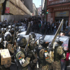 Militars davant de la seu del Govern de Bolívia durant l’intent de cop d’estat.