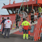 La Creu Roja atén un grup de migrants traslladats a l’illa d’El Hierro després de ser rescatats del mar.