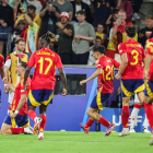 Fabián Ruiz es llança de genolls a la gespa després d’anotar el 2-1, a prop de Lamine Yamal, el seu assistent, mentre s’atansen la resta dels companys de la selecció espanyola.