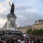 La plaça de la República de París es va omplir de persones per protestar contra la victòria de Le Pen ahir.