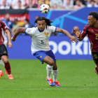 El blaugrana Jules Koundé, en una acció del partit d’ahir davant de Bèlgica, en el qual França va passar a quarts de final.