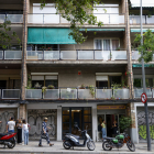 Façana de l’edifici on es van trobar els cossos de les dos dones.