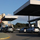 Diversos cotxes proveint-se a l’estació de bonÀrea ubicada al polígon industrial El Segre.