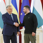 Viktor Orbán dona la mà a Volodímir Zelenski abans de l’inici de la conferència de premsa.