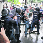 Una de les càrregues policials que es van registrar durant el referèndum del 2017 a Barcelona.