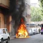 Es crema sencer un vehicle i les flames afecten una façana a Balàfia