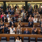 Els populars aplaudeixen Tellado, assegut al seu escó.