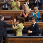 El grup socialista, amb la diputada lleidatana Montse Mínguez al centre, aplaudeix Patxi López.