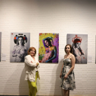 La galerista Roser Xandri i la fotògrafa Lídia Vives, ahir en l’estrena de l’exposició ‘Estimat Diari’.