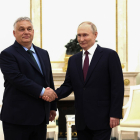 El primer ministre hongarès, Viktor Orbán, dona la mà al líder rus Vladímir Putin a Moscou.