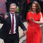 El nou primer ministre, Keir Starmer, i la seua esposa, Victòria, arriben al número 10 de Downing Street.