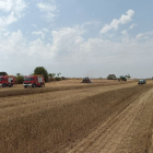 Sufoquen un incendi de bales de palla en un camp de Massoteres