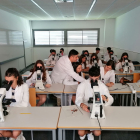Estudiants al taller d’educació financera per a nadius digitals.