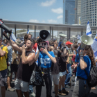 Manifestants israelians criden consignes a Tel-Aviv en una concentració pels nou mesos de guerra.