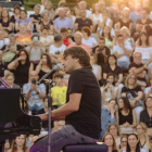 El popular pianista i cantant Manu Guix va obrir dijous passat el festival Els Rentadors de Juneda.