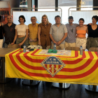 Representants de l’Associació Contra el Càncer a Lleida, del CN Lleida i participants de les colònies, durant l’acte de presentació.