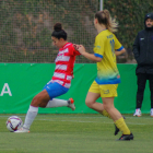Inés Faddi es disposa a colpejar la pilota durant un partit amb el Granada.