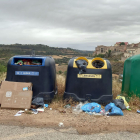 Els residus s’amunteguen als contenidors de Montornès.