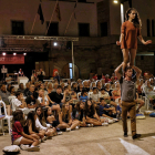 El circ i les acrobàcies de Mi Santa Company van obrir divendres a la nit el Festival FART d’Isona.