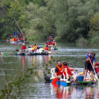 Alguns navegants emprenent el camí pel riu Segre, entre el partidor de Gerb i Balaguer, ahir durant la Transsegre.