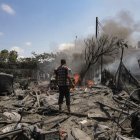 Palestins inspeccionen l’escena després d’una incursió israeliana al sud de la Franja de Gaza.