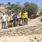 Alguns dels joves mostrant el mur de pedra seca i les escales que han construït.