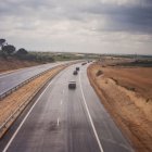 Imatge de les obres de construcció de l’autovia A-2 al seu pas per Anglesola l’abril del 1994 i la mateixa vista en l’actualitat.