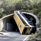 L’autocar encastat al túnel de la C-32 entre les localitats de Pineda de Mar i Tordera.