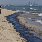 Un abocament de fuel contamina dos quilòmetres de platges a València