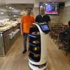 El robot pot servir fins a quatre safates en el mateix viatge.