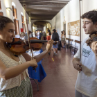 Estudiants de música i alumnes del curs internacional de Cervera van provar diversos instruments.