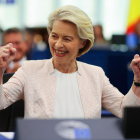 Ursula von der Leyen reacciona després del recompte de vots a la sala plenària del Parlament Europeu.