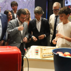 Pere Aragonès fa una prova d’aromes de la fruita en la inauguració del centre.