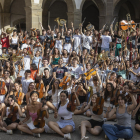 Una fotografia de família dels estudiants del Curs Internacional de Música als patis de la Universitat ahir a la tarda.