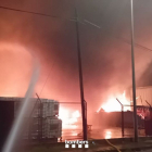 Un incendi al polígon de Polinyà obliga a confinar dos municipis