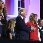 Trump, amb part de la família i la seua esposa Melania, després del discurs a la Convenció Republicana.