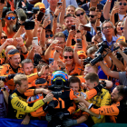 Oscar Piastri abraça els components del seu equip després d’aconseguir la seua primera victòria al Mundial de Fórmula 1.