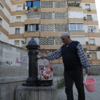 Un veí de la Mariola omple una garrafa en una font al maig.