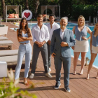 Carlos Sobera i la resta de l’equip a la piscina de ‘First Dates hotel’.